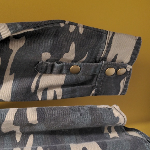 Forever 21 Camo Shirt/Jacket - Picture 5 of 5